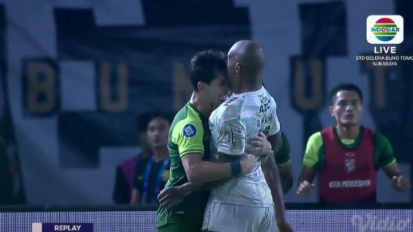 PERSEBAYA SURABAYA VS PERSIB BANDUNG - Aksi saling tanduk Bruno Moreira dan David da Silva gol pada laga Persib Bandung di babak pertama kontra Persebaya Surabaya di Stadion Gelora Bung Tomo (SUGBT), Surabaya, Jawa Timur, Sabtu (1/3/2025)