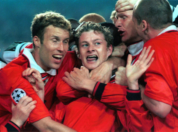 Pemain-pemain Manchester United merayakan gol Solskjaer di laga final Liga Champions 1998/99 vs Bayern Muenchen. Foto:  Action Images via Reuters / File Photo