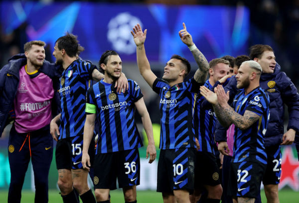 Selebrasi Francesco Acerbi, Matteo Darmian, Lautaro Martinez, dan Federico Dimarco usai laga Inter Milan vs Bayern Muenchen dalam leg kedua perempat final Liga Champions 2024/25 di Stadion San Siro pada Kamis (17/4) dini hari WIB. Foto: REUTERS/Claudia Greco