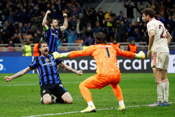 Francesco Acerbi dan Yann Sommer selebrasi saat laga Inter Milan vs Bayern Muenchen dalam leg kedua perempat final Liga Champions 2024/25 di Stadion San Siro pada Kamis (17/4) dini hari WIB. Foto: REUTERS/Alessandro Garofalo