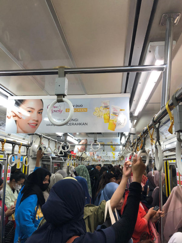 Situasi di dalam kereta yang tertahan di Stasiun Pasar Minggu imbas KRL tertemper mobil di Cilebut. Foto: Sasa/Pembaca kumparan