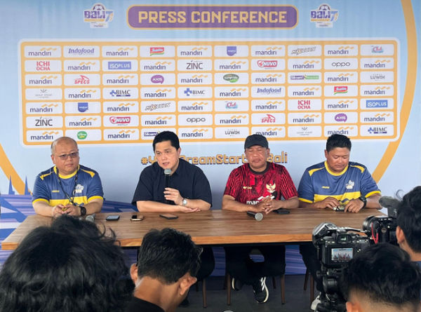 Ketua Umum PSSI Erick Thohir (kedua dari kiri) dan Wakil Komisaris Utama Bank Mandiri, Zainuddin Amali (kedua dari kanan) pada press conference BALI 7s 2025 Presented By Bank Mandiri. Foto: Dok. Bank Mandiri