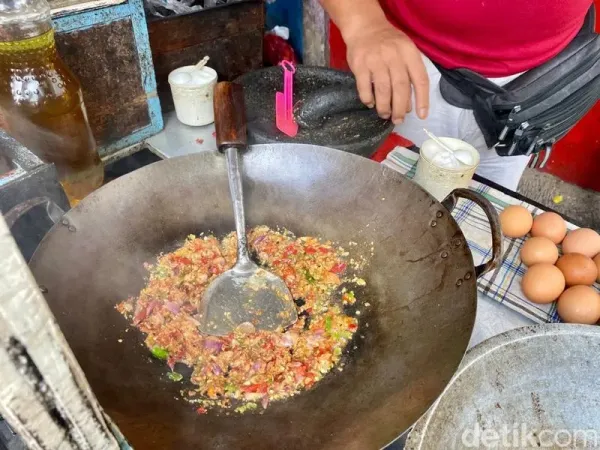 Unik! Nasi Goreng di Belakang Kota Kasablanka Ini Pakai Bumbu Ulek Dadakan