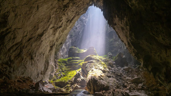 Hang Son Doong, gua terbesar di Vietnam. Foto: hyunwoong park/Shutterstock