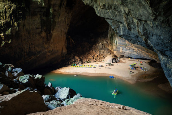 Hang Son Doong, gua terbesar di Vietnam. Foto: Stephenchow/Shutterstock