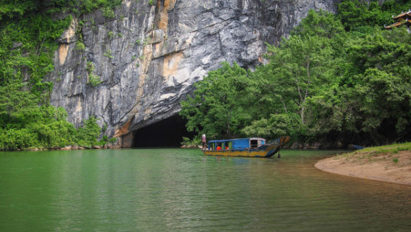 Hang Son Doong, gua terbesar di Vietnam. Foto: Mark and Anna Photography/Shutterstock