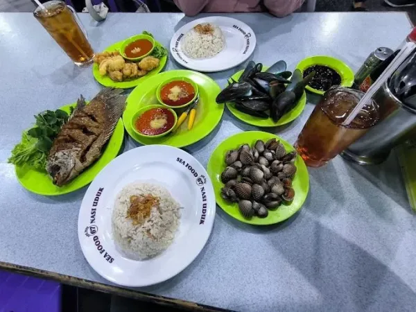 10 Tempat Makan Seafood Kaki Lima yang Enak dan Segar di Jakarta