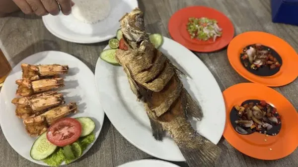 10 Tempat Makan Seafood Kaki Lima yang Enak dan Segar di Jakarta
