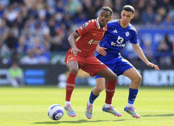 Pemain Liverpool, Ryan Gravenberch, beraksi dengan pemain Leicester City, Bilal El Khannouss pada pertandingan Liga Inggris antara Leicester City vs Liverpool di Stadion King Power, Leicester, Inggris, Minggu (20/4/2025). Foto: Andrew Boyers/REUTERS