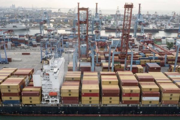 Kapal melakukan aktivitas bongkar muat di Pelabuhan Tanjung Priok, Jakarta Utara, Senin (13/2/2023). Foto: ANTARA FOTO/M Risyal Hidayat
