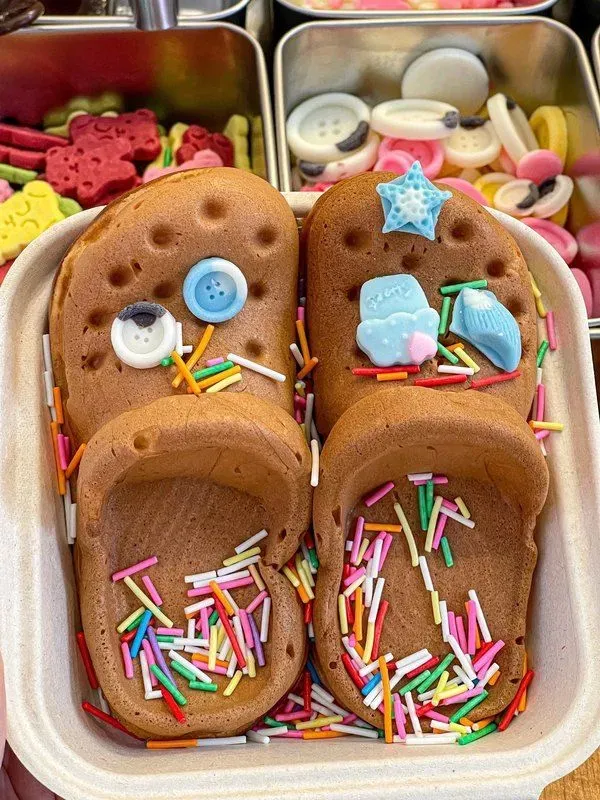 Gemas! Waffle Bentuk Sandal Crocs Sedang Tren di China