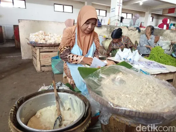 Jenang blendung yang mulai langka masih bisa ditemukan di Pasar Kebonpolo, Kota Magelang, Senin (14/4/2025).