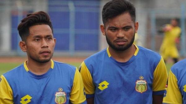 Dua winger timnas Indonesia, Andik Vermansah dan Saddil Ramdani, saat mengikuti latihan Bhayangkara FC jelang Piala Gubernur Jatim 2020 di Stadion Gelora Bangkalan, Madura, Minggu (9/2/2020)