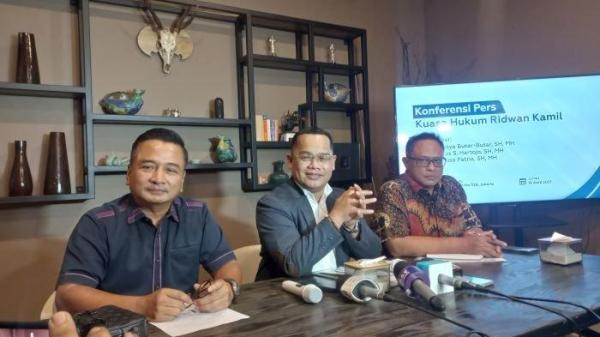 PENGACARA RIDWAN KAMIL - Kuasa hukum Ridwan Kamil, Heribertus Hartojo (kiri) bersama dengan timnya, Muslim Jaya Butarbutar, dan Widya Nusa Patria dalam jumpa persnya di kawasan Kemang, Jakarta Selatan, Jumat (18/4/2025). Kuasa hukum Ridwan Kamil mengklaimsudah melaporkan Lisa Mariana ke Bareskrim Mabes Polri.