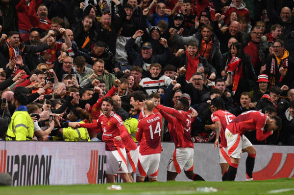 Selebrasi pemain Manchester United (MU) saat lawan Lyon dalam laga leg kedua perempat final Liga Europa 2024/25 di Old Trafford, Jumat (18/4) dini hari WIB. Foto: Oli SCARFF / AFP