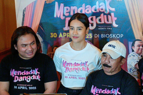 Anya Geraldine (tengah) memberikan keterangan pers bersama cast film Mendadak Dangdut di Kawasan Senayan, Rabu (9/4/2025). Foto: Aprilandika Pratama/kumparan