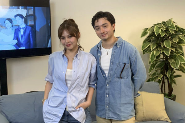 Sejumlah pemeran film Tak Ingin Usai di Sini, Bryan Domani berpose bersama Vanesha Prescilla dalam konten day di Kemang, Jakarta Selatan, Kamis (17/4/2025).  Foto: Vincentius Mario/kumparan