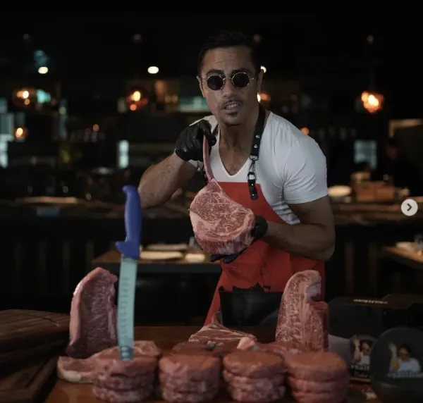 10 Aksi Salt Bae Saat Potong Daging, Bikin Foodies Terkesima!