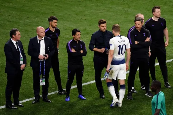 MADRID, SPAIN - JUNE 01: Mauricio Pochettino, Manager of Tottenham Hotspur consoles Harry Kane of Tottenham Hotspur following defeat in the UEFA Champions League Final between Tottenham Hotspur and Liverpool at Estadio Wanda Metropolitano on June 01, 2019 in Madrid, Spain. <div class=