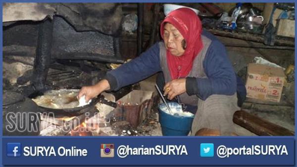 Mbok Yem, pemilik warung tertinggi di Gunung Lawu.