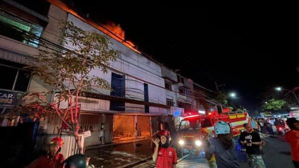 KEBAKARAN DI MALANG - Foto Kebakaran Gudang di Jalan Gatot Subroto Kota Malang, Malam Ini Rabu (23/4/2025)