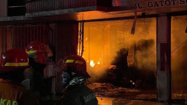 KEBAKARAN DI MALANG - Foto Kebakaran Gudang di Jalan Gatot Subroto Kota Malang, Malam Ini Rabu (23/4/2025)
