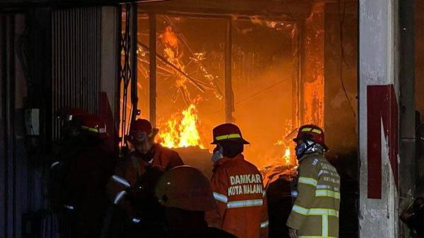 KEBAKARAN DI MALANG - Foto Kebakaran Gudang di Jalan Gatot Subroto Kota Malang, Malam Ini Rabu (23/4/2025)
