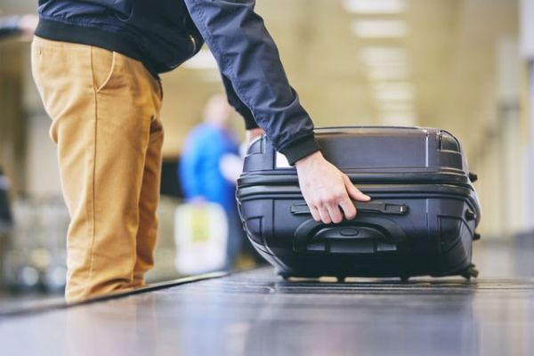 Ilustrasi packing dengan koper. Foto: Shutter Stock
