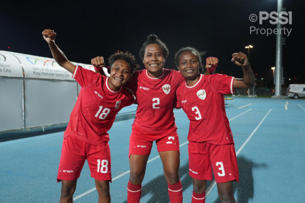 Marsela Awi (kiri), Remini Rumbewas (tengah) dan Feni Binsbarek (kanan) setelah Timnas Wanita Indonesia menghadapi Arab Saudi (20/2) Foto: PSSI