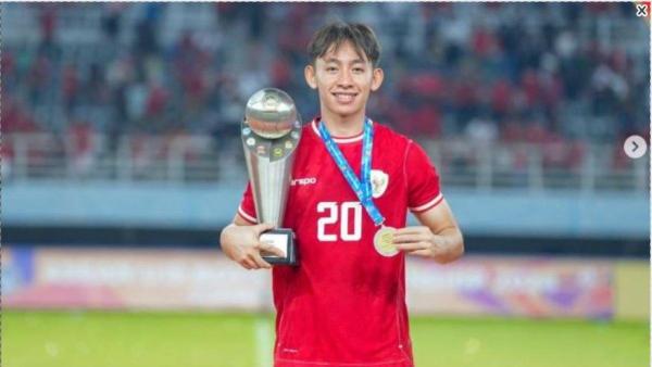 Potret Arlyansyah saat membawa piala kemenangan bersama Timnas U-19 Indonesia pada kompetisi  Piala ASEAN Cup U-19 2024 yang diunggah (30//7/2024). Winger Persija yang dibuang halus ke PSIM yogyakarta, tapi berpotensi jadi bintang bersama Timnas U-20 indonesia pada ajang Piala Asia U-20 2025.