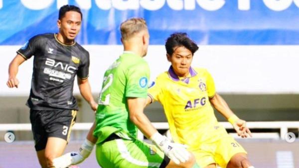 Winger Persik Kediri, Riyatno Abiyoso kala melesatkan tendangan ke gawang Dewa United dalam lanjutan match day kedelapan Liga 1 2024/2025 di Stadion Pakansari, Bogor, Jawa Barat pada Kamis (17/10/2024).
