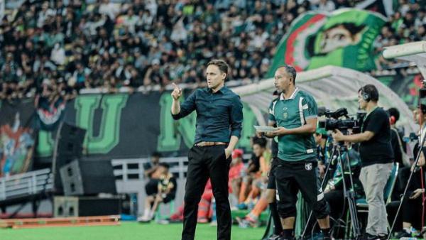 Paul Munster di SUGBT - Potret Paul Munster bersama asisten pelatihnya di Persebaya Surabaya, Uston Nawawi saat memberikan instruksi di pinggir lapangan pada gelaran Liga 1 2024/2025.