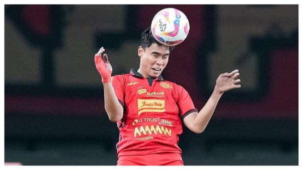 AKSI LAGA - Potret Muhammad Ferarri yang tampil bersama Persija Jakarta saat melawan Arema FC pada pekan ke-26. Terbaru Muhammad Ferarri berpotensi absen melawan Bahrain jika mendapatkan kartu saat pertandingan pertama melawan Australia.