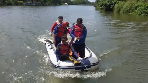 Tim SAR menemukan jasad sopir taksi online di Sungai Cisadane, Kabupaten Tangerang. Pria berinisial MR (35) dibunuh dua pelaku begal. (dok BPBD Kab Tangerang)