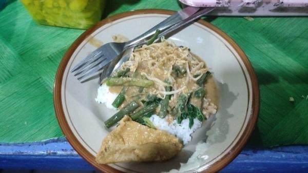 KULINER SRAGEN - Pelanggan menikmati nasi tumpang makanan khas di Sragen pada Februari 2025 lalu. Berikut rekomendasi wisata kuliner di Sragen yang legendaris. (Tribun Jateng/Khoirul Muzakki)