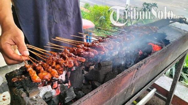 Proses pembakaran Sate Ayam Ponorogo Pak Bagong yang legendaris di Kabupaten Sragen.