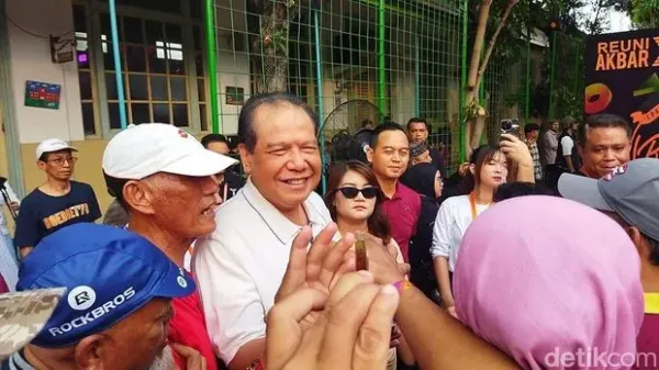 SMAN 1 Jakarta menggelar reuni akbar XI dengan tema 'Bahagianya Kita 11'. <div class=