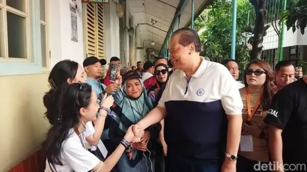 SMAN 1 Jakarta menggelar reuni akbar XI dengan tema 'Bahagianya Kita 11'. Founder CT Corp, Chairul Tanjung (CT), turut menghadiri Reuni Akbar XI SMAN 1 Jakarta. (Kurniawan F/detikcom)