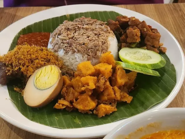 Uenaak Poll! 5 Tempat Makan Nasi Megono dan Bebek Goreng Surabaya