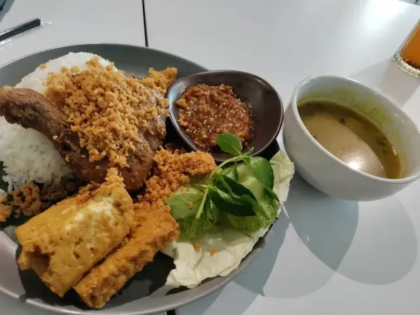 Uenaak Poll! 5 Tempat Makan Nasi Megono dan Bebek Goreng Surabaya