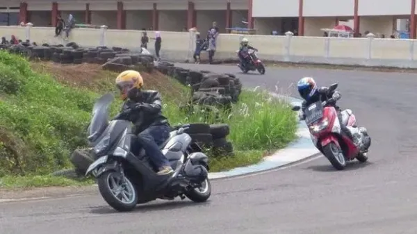 Komunitas Jakarta Max Owners (JMO) yang tergabung dalam wadah Indonesia Max Owners menyelenggarakan safety riding course bagi membernya.