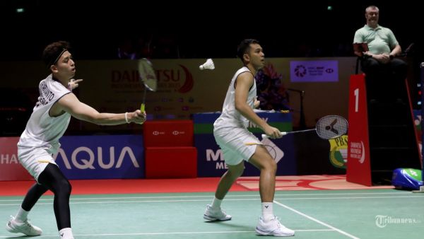 Pebulu tangkis ganda putra Indonesia Muhammad Rian Ardianto dan Fajar Alfian mengembalikan kok ke arah ganda putra Malaysia Man Wei Chong dan Kai Wun Tee pada final Daihatsu Indonesia Masters 2025 di Istora Senayan, Jakarta, Minggu (26/1/2025). Fajar/Rian gagal menjuarai Indonesia Masters 2025 pada sektor ganda putra usai kalah dua gim langsung dengan skor 11-21 dan 19-21. TRIBUNNEWS/IRWAN RISMAWAN
