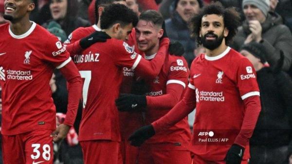 Gelandang Liverpool asal Argentina #10 Alexis Mac Allister (2kanan) merayakan bersama rekan satu timnya setelah mencetak gol kedua mereka selama pertandingan sepak bola Liga Utama Inggris antara Liverpool dan Fulham di Anfield di Liverpool, barat laut Inggris, pada 3 Desember 2023.