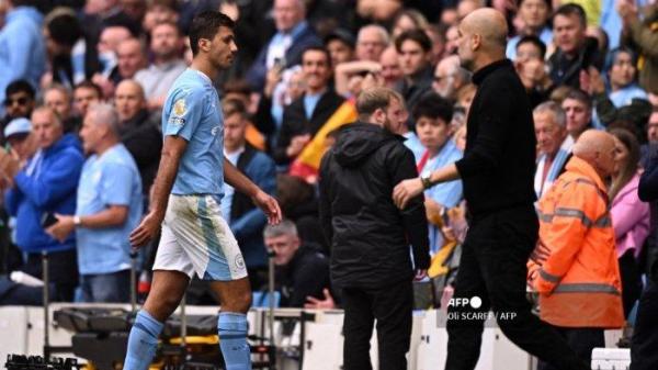 Gelandang Manchester City asal Spanyol #16 Rodri bereaksi saat ia meninggalkan lapangan setelah dikeluarkan dari lapangan selama pertandingan sepak bola Liga Premier Inggris antara Manchester City dan Nottingham Forest di Stadion Etihad di Manchester, barat laut Inggris, pada 23 September 2023.