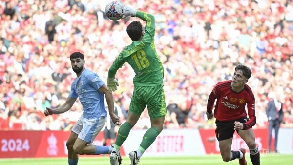 Gelandang Manchester United Argentina #17 Alejandro Garnacho berlari mengejar bola yang gagal dihentikan oleh kiper Manchester City Jerman #18 Stefan Ortega (tengah) selama pertandingan sepak bola final Piala FA Inggris antara Manchester City dan Manchester United di stadion Wembley, di London, pada Mei 25 Agustus 2024. (Photo by JUSTIN TALLIS / AFP)