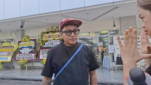 Dochi Sadega Pee Wee Gaskins kenang Ricky Siahaan.  Foto: Giovanni/kumparan