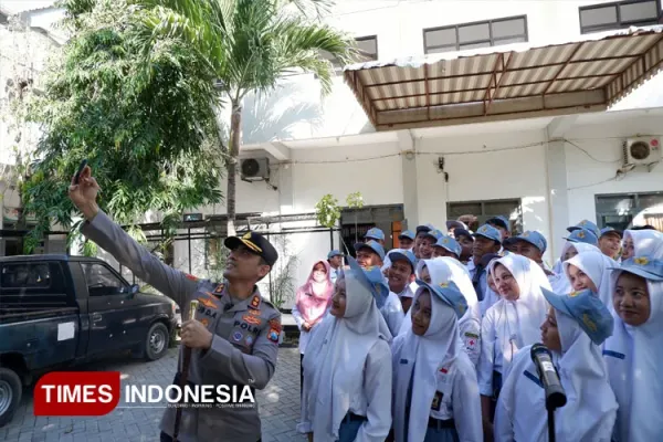 AKBP-Ayub-Diponegoro-Azhar-mengajak-selfie-sejumlah-siswa-SMAN-1-Pacitan-2.jpg