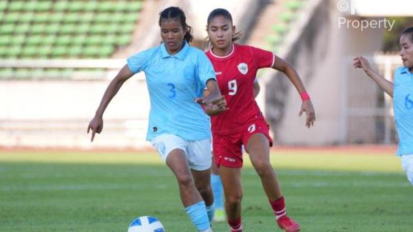 Aksi pemain Timnas Putri Indonesia, Claudia Scheunemann saat melawan Kamboja pada matchday perdana Grup B Piala AFF Wanita 2024, Sabtu (23/11/2024) sore.