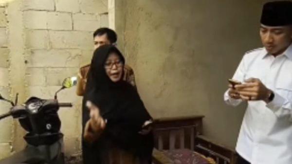 EFEK JERA - Bupati Lebak Hasbi Asyidiki Jayabaya yang langsung menemui Kepala Sekolah SDN 2 Pasir Tangkil, Fifi Siti Rofikoh yang meminta orangtua siswa mengganti kursi dan meja yang dirusak siswa untuk efek jera.