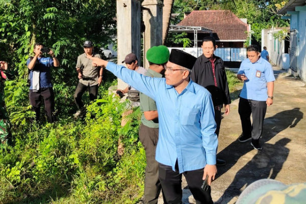 Bupati Bantul Abdul Halim Muslih saat mengunjungi Mbah Tupon di RT 04 Dusun Ngentak, Kalurahan Bangunjiwo, Kapanewon Kasihan, Kabupaten Bantul, Selasa (29/4/2025). Foto: Arfiansyah Panji Purnandaru/kumparan